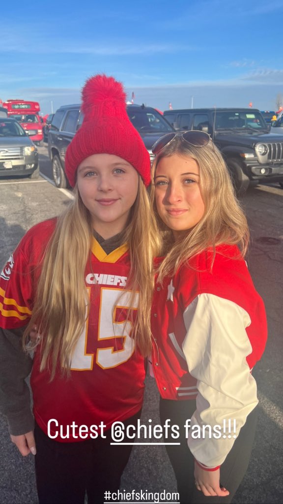 BridgettesTweet's tweet photo. Cutest @Chiefs fans! ❤️🏈💛
#ChiefsKingdom https://t.co/mEYUyaDvsI