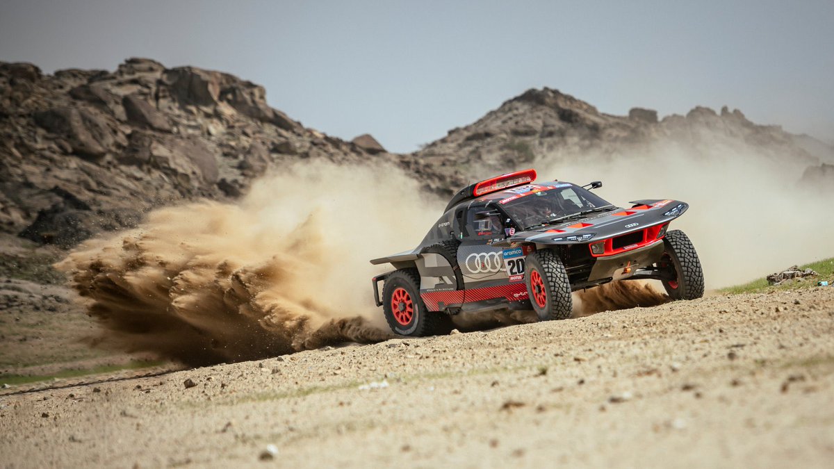RestadioMotor's tweet photo. 🌅Con nuestro compañero @SergioLillom vamos hasta el campamento del #Dakar2023 para repasar la victoria de Carlos Sainz y la primera etapa

📻https://t.co/hncsvgJStD https://t.co/yKAvkZ7AEy