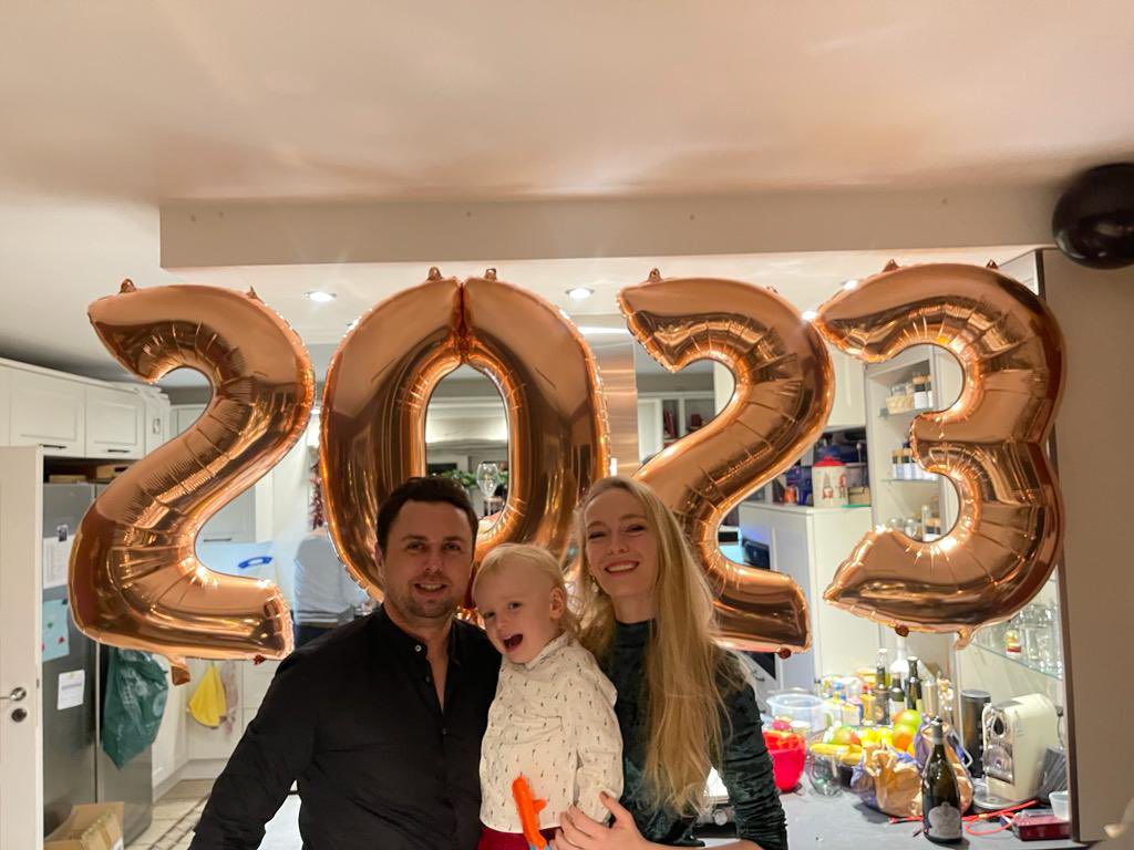 On vous souhaite une lumineuse année 2023, pleine de projets et de bonnes résolutions.
« La chute n'est pas un échec. L'échec c'est de rester là où on est tombé » Socrate
Une bonnes santé, laissez-moi avoir une pensée pour ce qui devrait faire partie de notre famille, la Terre 🌍