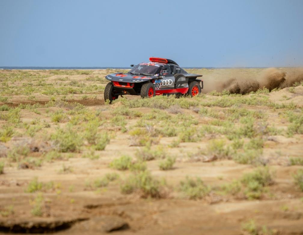 autoformula76's tweet photo. Iniciamos el 2023 en modo #Dakar El Matador @CSainz_oficial dió el primer campanazo al llevarse la ET1 la número 47 de su historial con su coche eléctrico ⚡#Audi #RS #eTron P2 #Loeb y P3 para su compañero de escudería #Ekstrom en el #Dakar2023 #CarlosSainz💪
@FormulaOneWorld https://t.co/5QDn4HcxiR
