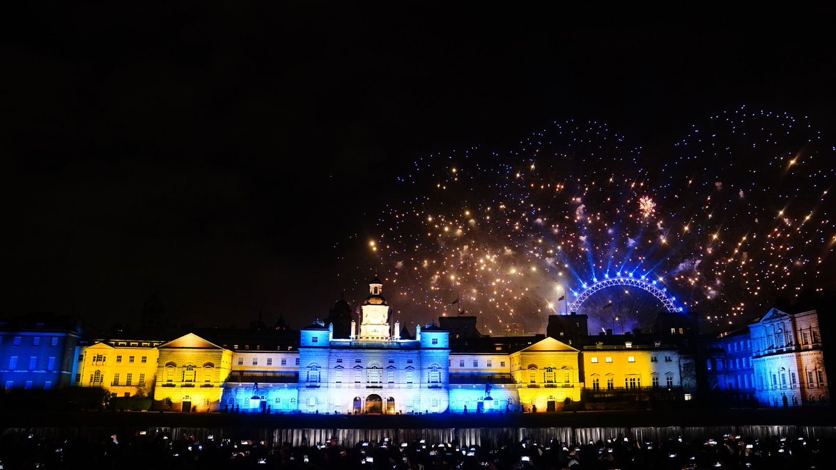 levitpr's tweet image. A tribute to the late Queen and a show of support for #Ukraine featured in #London's New Year fireworks display #NewYear2023