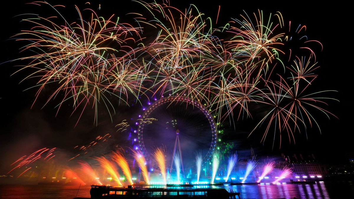 levitpr's tweet image. A tribute to the late Queen and a show of support for #Ukraine featured in #London's New Year fireworks display #NewYear2023