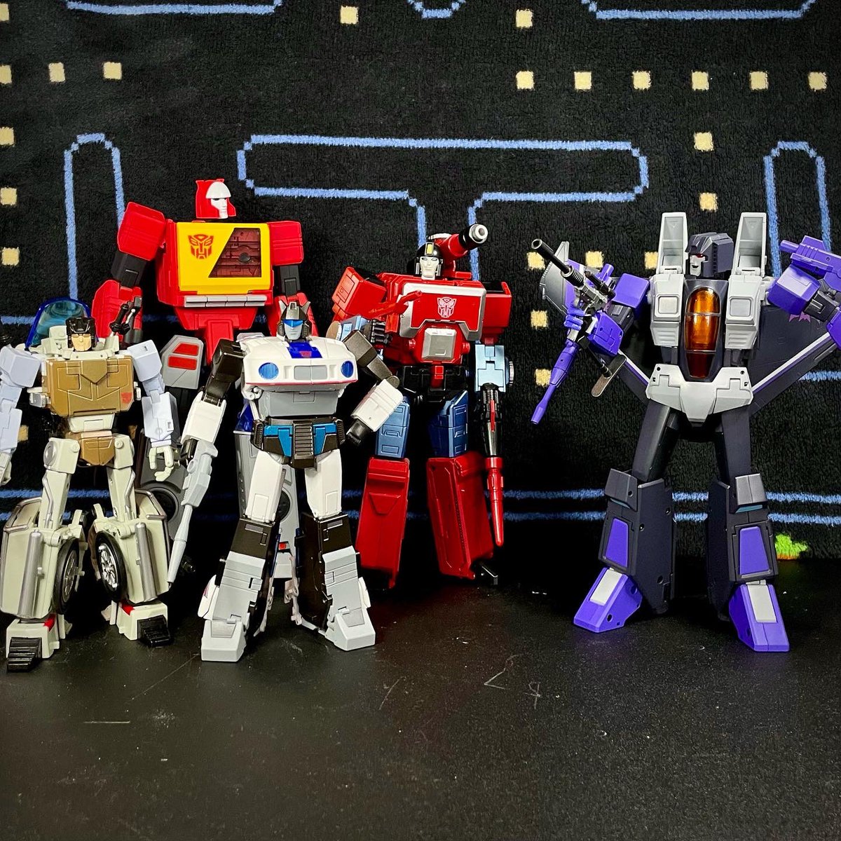 New Year’s round-up 2022 edition! 

Only a few new MP scale Transformers this year.  Still, quality not quantity amiright? 😎

#Transformers #toys #Autobots #Decepticons #newyear2022