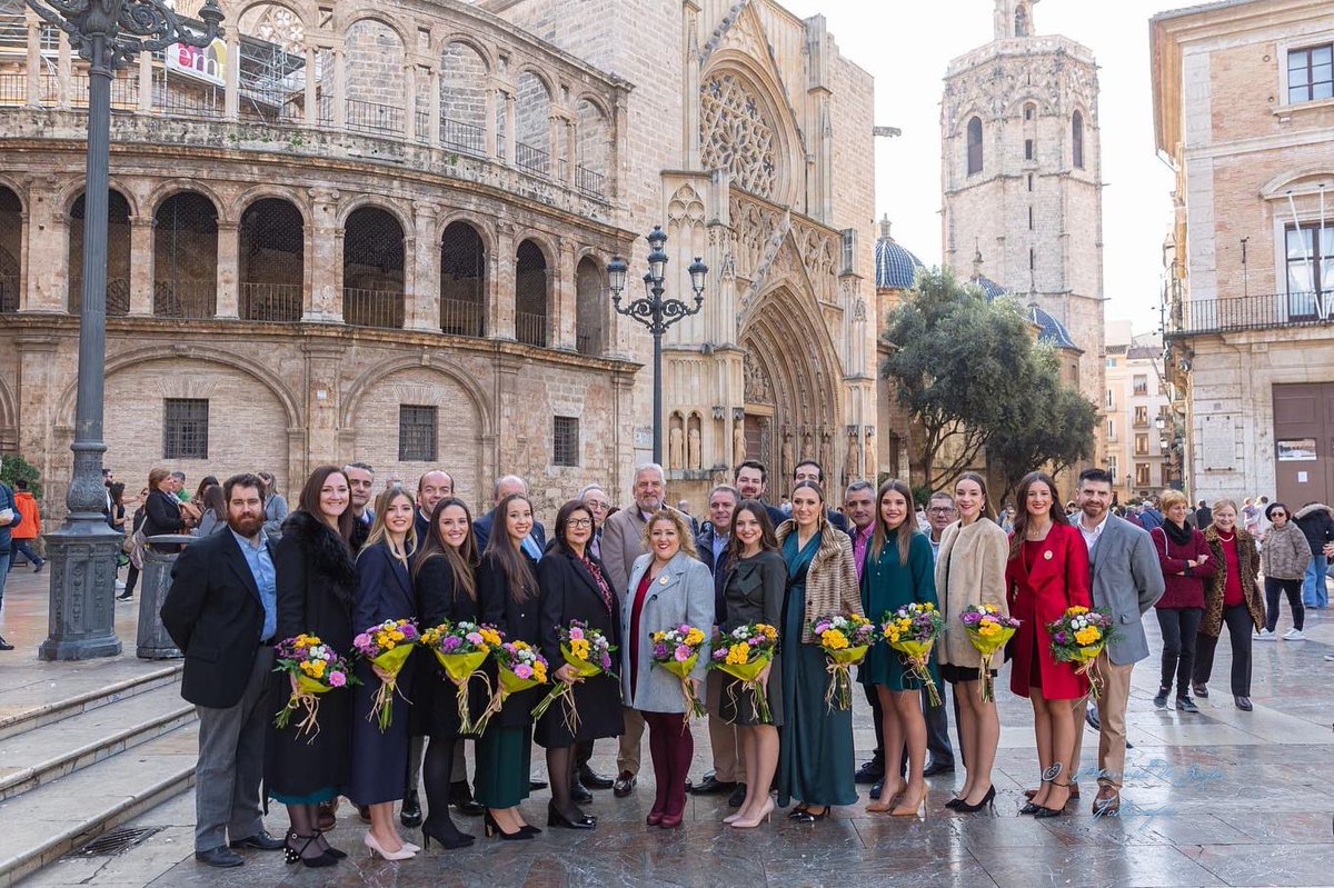 FedFallas1A's tweet photo. 💐 Así hemos vivido la primera ofrenda floral del año, junto a representantes de nuestras comisiones falleras. Un maravilloso día donde mostrar nuestra devoción y fe a la Mare de Déu dels Desamparats. ¡Gracias @basilicadesampa!  

📸 @ManueldeZayas https://t.co/f6zgDN58er