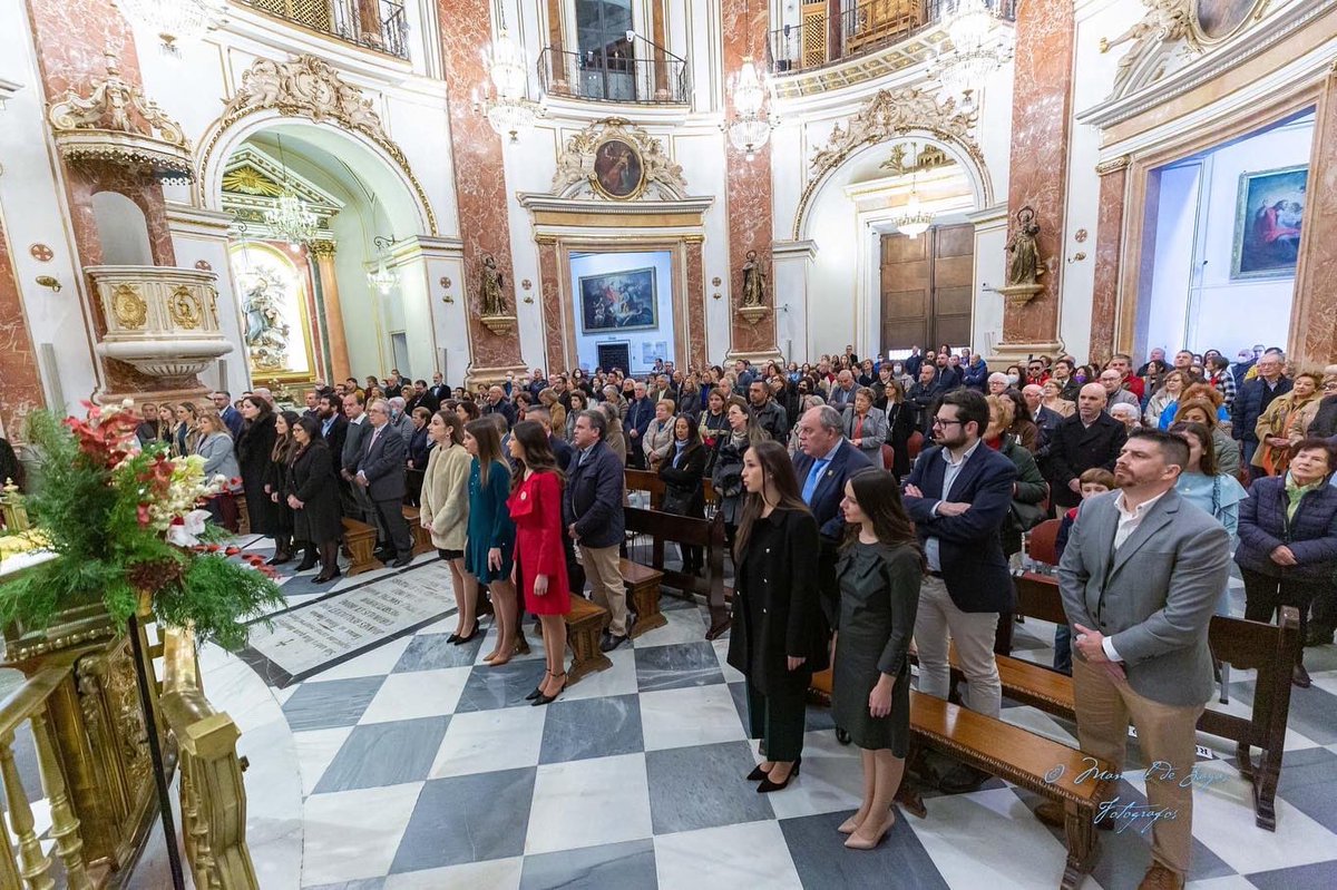 FedFallas1A's tweet photo. 💐 Así hemos vivido la primera ofrenda floral del año, junto a representantes de nuestras comisiones falleras. Un maravilloso día donde mostrar nuestra devoción y fe a la Mare de Déu dels Desamparats. ¡Gracias @basilicadesampa!  

📸 @ManueldeZayas https://t.co/f6zgDN58er