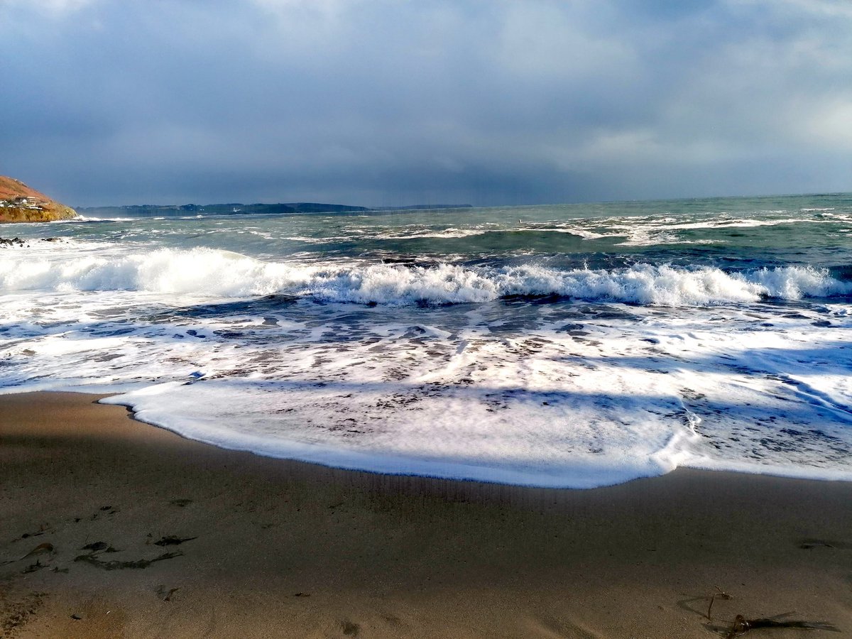 OlgaOSullivan's tweet photo. Magic of the #outdoors, #ocean and #mountains Happy New Year, may 2023 be kind to everyone. @walkhikeireland @IrelandWalking https://t.co/k5vtokZIbX