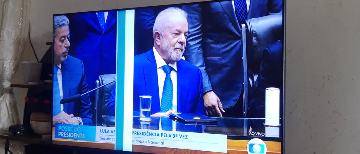 Me avisem aqui quando for a hora de passar a faixa, pois minha TV já passou ao presidente <a href="/LulaOficial/">Lula</a> 😀
#PosseDoLula 
#PosseDoPovo