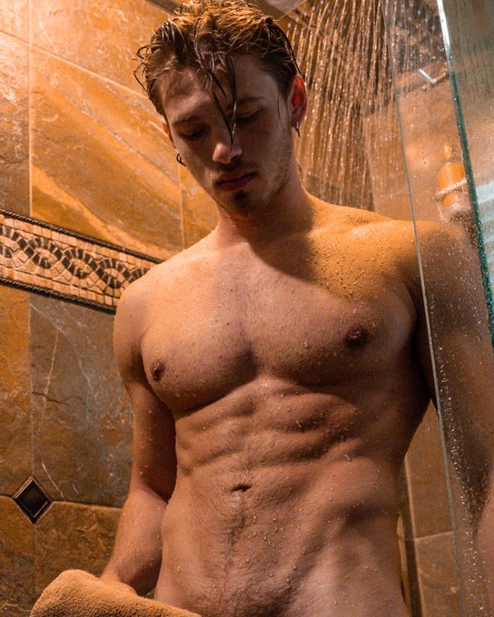 Treat yourself to the full uncropped version ✨🥂 (and many more on of) https://t.co/7fJhwACcLA