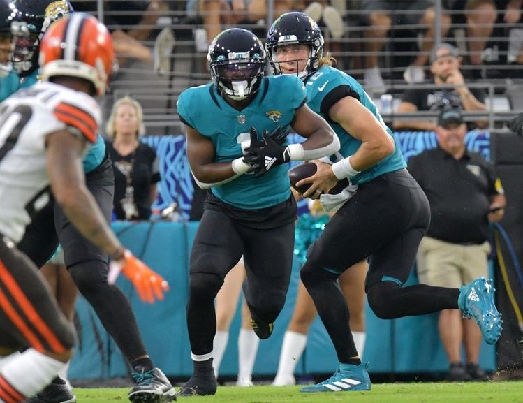 TheJungePicks's tweet photo. Tenemos los picks para los juegos de hoy.

1U: Travis Etienne OVER 74.5yds (-120, bet)
1U: Garrett Wilson OVER 65.5yds (-110, bet)
1U: Isiah Pacheco OVER 59.5yds (-110, bet)
1U: Dalvin Cook OVER 76.5yds (-110, bet)
#FREEPICK #NFL #Bets https://t.co/8sUMYURU1P