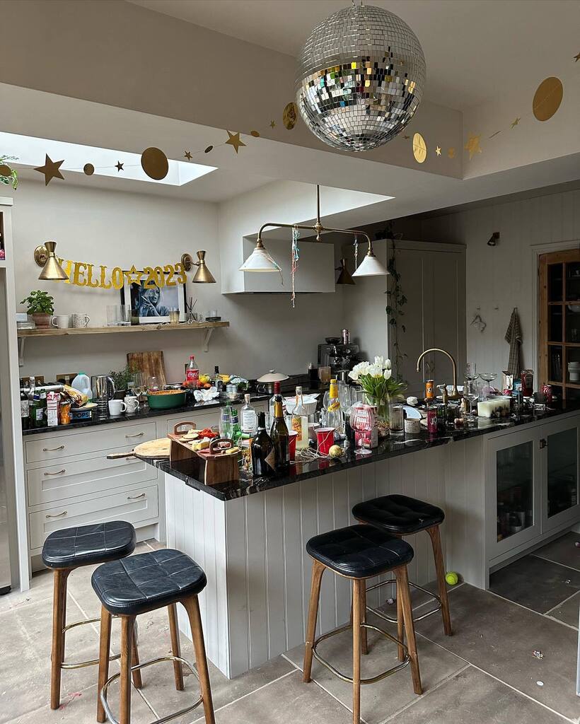 This mornings view after the first of many kitchen parties 💃🏼🥂. Wishing you love, happiness and laughter in 2023 ✨

#happynewyear #happy2023 #dreambig #kitchenparty #kitchendesign #kitcheninspo #shakerkitchen #interiorismo #styleathome #homerenovatio… instagr.am/p/Cm4X_UyIVQx/
