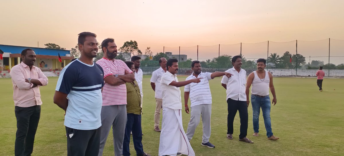 satheeshamore's tweet photo. அண்ணன் திரு.சின்னவர்   @Udhaystalin  அவர்களின் பிறந்தநாளை முன்னிட்டு திருவள்ளூர் மேற்கு மாவட்டம் சார்பாக நாளை நடைபெற உள்ள கிரிக்கெட் போட்டிக்காக பயிற்சியில் ஈடுபட்ட கழக தோழர்களை சந்தித்து ஆலோசனை வழங்கினார் மாவட்ட_செயலாளர் அண்ணன் @ChandranDMK_ MLA அவர்கள். @TRBRajaa @iamchsekar https://t.co/3J7nboC0lP