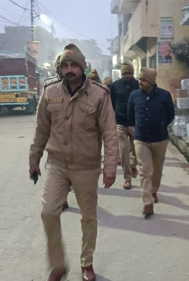 bareillypolice's tweet photo. #DIGBareilly के निर्देशन में थाना शाही #bareillypolice द्वारा शान्ति एवं कानून व्यवस्था बनाये रखने के दृष्टिगत थाना क्षेत्र के मुख्य स्थानों, मुख्य चौराहों व भीड़-भाड़ वाले स्थानों पर पैदल गश्त कर संदिग्ध व्यक्ति/वाहनों की चेकिंग की गयी।
#UPPolice https://t.co/qsPmS2cdj3