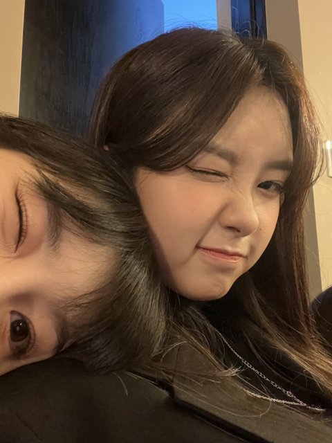 _chaedacheese's tweet photo. a year ago, we got our first ever chaeda selca. happy new year everyone! 🥂 https://t.co/N7Bbw6hsGI