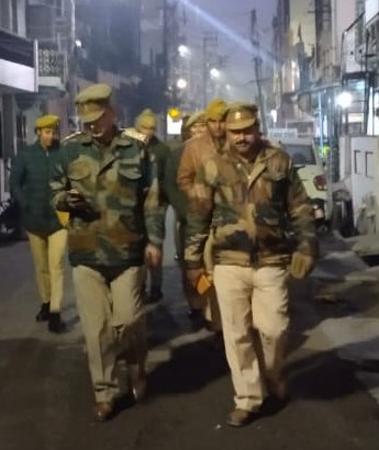 bareillypolice's tweet photo. #DIGBareilly के निर्देशन में प्रभारी निरीक्षक कैण्ट #bareillypolice द्वारा पुलिस बल के साथ शान्ति एवं कानून व्यवस्था बनाये रखने के दृष्टिगत थाना क्षेत्र के मुख्य स्थानों, मुख्य चौराहों व भीड़-भाड़ वाले स्थानों पर पैदल गश्त की गयी।
#UPPolice https://t.co/KtSZgiKBzG