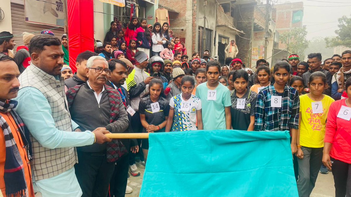 shailendrabjym1's tweet photo. आज जनपद - भदोही में खमरिया दौड़ एवं मेहंदी प्रतियोगिता में झण्डा दिखा कर प्रतियोगिता का शुरुआत किया। https://t.co/JQ4squHd5q
