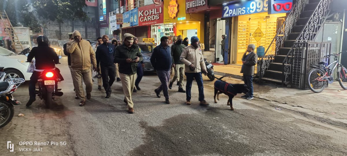 bareillypolice's tweet photo. #DIGBareilly के निर्देशन में प्रभारी निरीक्षक प्रेमनगर द्वारा डॉग स्क्वाड व पुलिस बल के साथ शान्ति एवं कानून व्यवस्था बनाये रखने के दृष्टिगत थाना क्षेत्र के मुख्य स्थानों, मुख्य चौराहों व भीड़-भाड़ वाले स्थानों पर पैदल गश्त कर संदिग्ध व्यक्ति/वस्तु की चेकिंग की गयी।
#UPPolice https://t.co/dGlebb0J2V