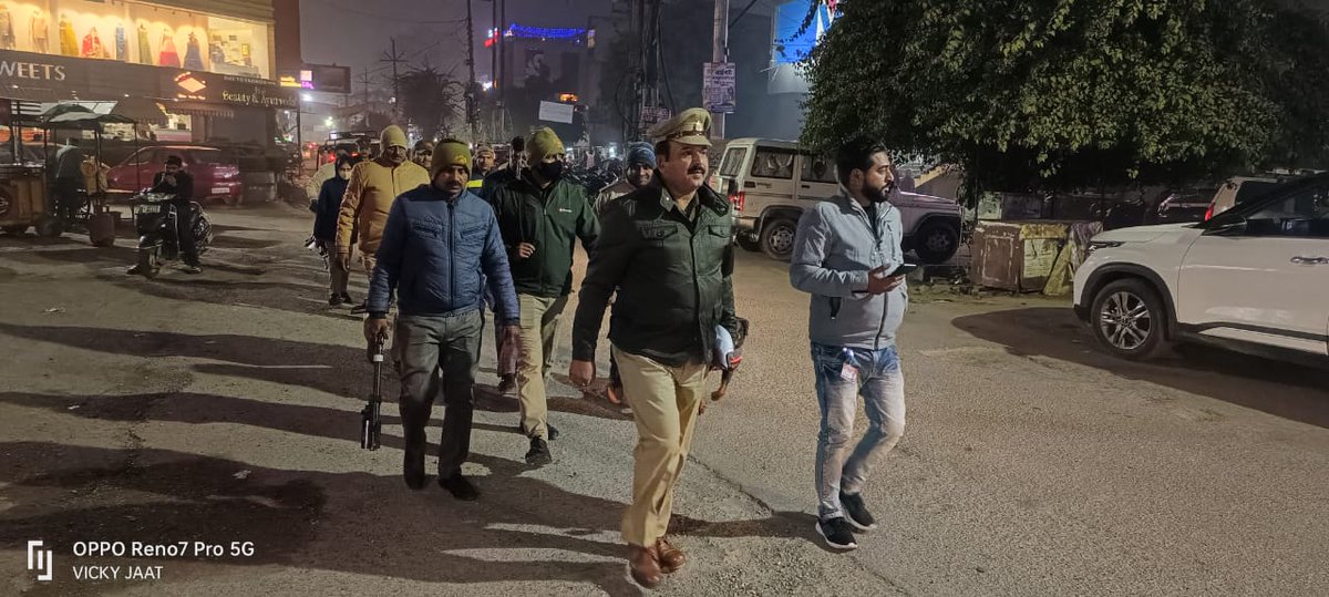 bareillypolice's tweet photo. #DIGBareilly के निर्देशन में प्रभारी निरीक्षक प्रेमनगर द्वारा डॉग स्क्वाड व पुलिस बल के साथ शान्ति एवं कानून व्यवस्था बनाये रखने के दृष्टिगत थाना क्षेत्र के मुख्य स्थानों, मुख्य चौराहों व भीड़-भाड़ वाले स्थानों पर पैदल गश्त कर संदिग्ध व्यक्ति/वस्तु की चेकिंग की गयी।
#UPPolice https://t.co/dGlebb0J2V
