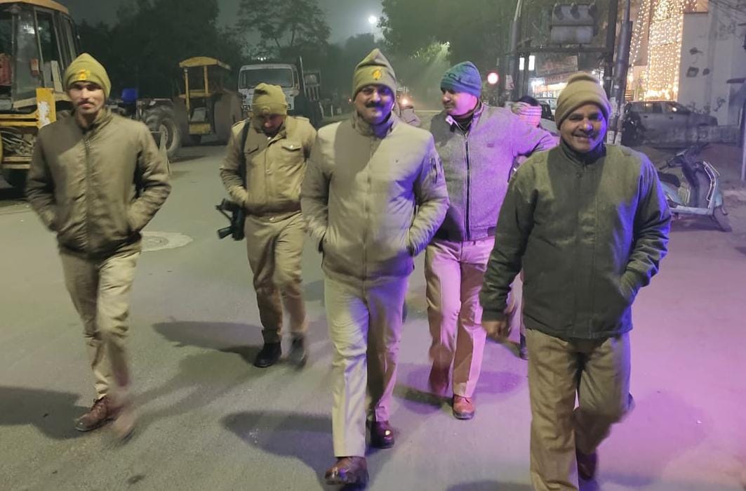 bareillypolice's tweet photo. #DIGBareilly के निर्देशन में प्रभारी निरीक्षक सुभाषनगर द्वारा पुलिस बल के साथ शान्ति एवं कानून व्यवस्था बनाये रखने के दृष्टिगत थाना क्षेत्र के मुख्य स्थानों, मुख्य चौराहों व भीड़-भाड़ वाले स्थानों पर पैदल गश्त कर संदिग्ध व्यक्ति/वाहनों की चेकिंग की गयी।
#UPPolice https://t.co/qpjVL3cru8