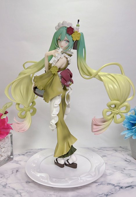 UFOキャッチャーでフリューの初音ミクEX∞D Creativeフィギュアってのをゲットしてきたんだがクオリティがプライズのレベルじゃ無い上に表情がスケベすぎてご満悦 