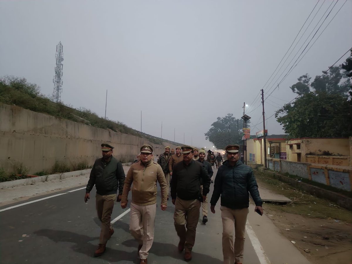 bareillypolice's tweet photo. #DIGBareilly के निर्देशन में प्रभारी निरीक्षक फतेहगंज पूर्वी #bareillypolice द्वारा पुलिस बल के साथ शान्ति एवं कानून व्यवस्था बनाये रखने के दृष्टिगत थाना क्षेत्र के हाईवे,मुख्य स्थानों व भीड़-भाड़ वाले स्थानों पर पैदल गश्त की गयी।
#UPPolice https://t.co/qc1LUqJMsI