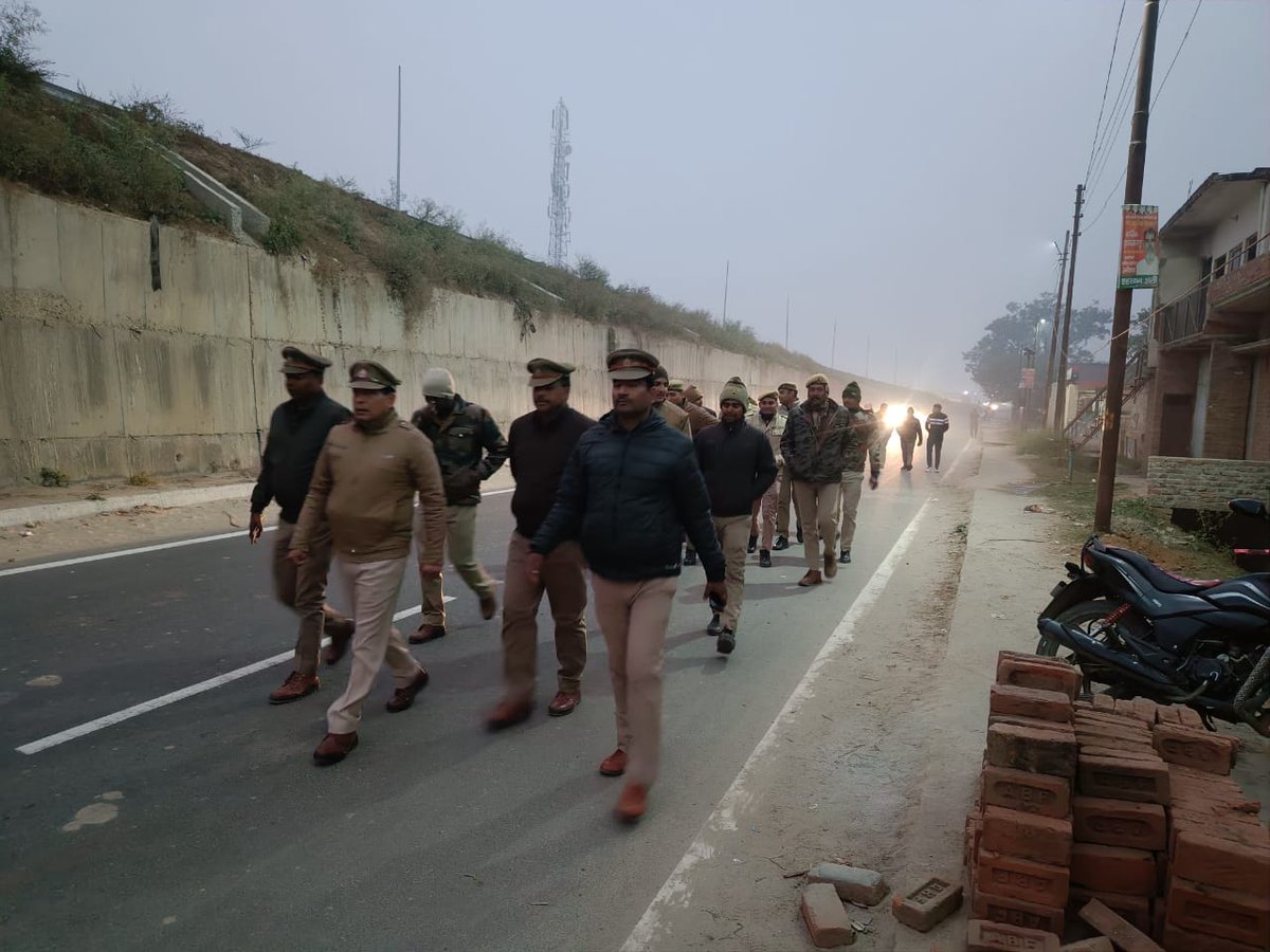 bareillypolice's tweet photo. #DIGBareilly के निर्देशन में प्रभारी निरीक्षक फतेहगंज पूर्वी #bareillypolice द्वारा पुलिस बल के साथ शान्ति एवं कानून व्यवस्था बनाये रखने के दृष्टिगत थाना क्षेत्र के हाईवे,मुख्य स्थानों व भीड़-भाड़ वाले स्थानों पर पैदल गश्त की गयी।
#UPPolice https://t.co/qc1LUqJMsI