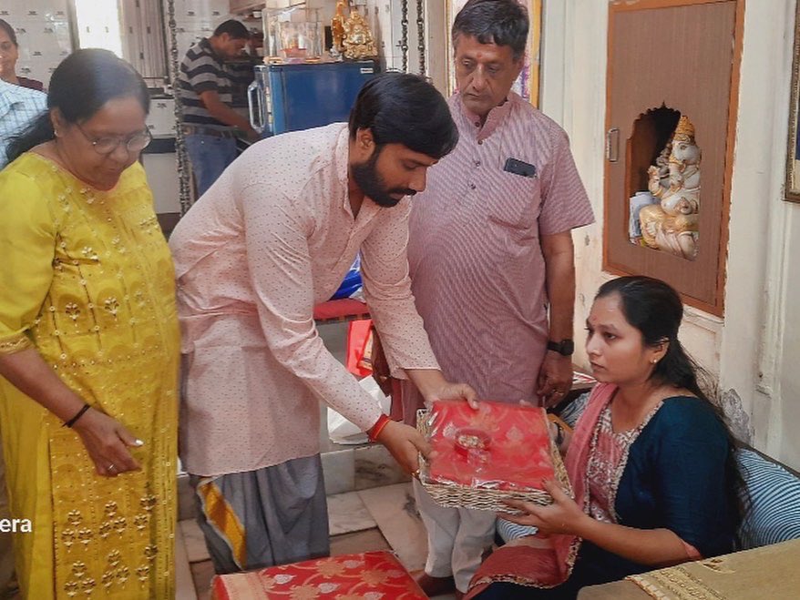 BhushanABhatt's tweet photo. •સ્વ.અશોકભાઈ ભટ્ટના જન્મદીને આયોજિત દ્વિતીય સર્વજ્ઞાતિય ���મૂહ લગ્નમાં દીકરીઓને પાનેતર શાસ્ત્રોક વિધિના મંત્રોચાર સાથે મારા નિવાસ્થાન ખાતે આપ્યું. https://t.co/ToU6GFzivk