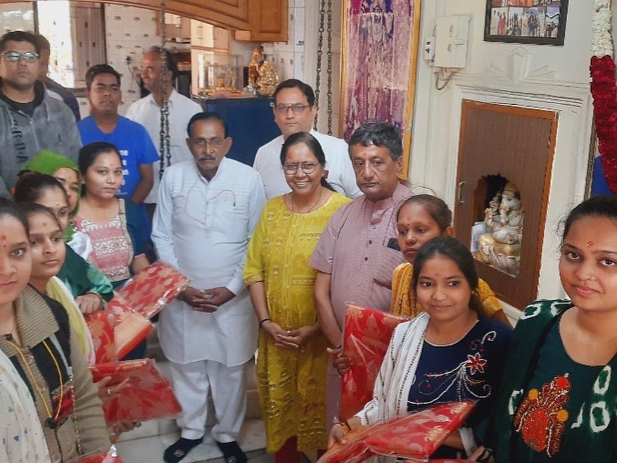 BhushanABhatt's tweet photo. •સ્વ.અશોકભાઈ ભટ્ટના જન્મદીને આયોજિત દ્વિતીય સર્વજ્ઞાતિય ���મૂહ લગ્નમાં દીકરીઓને પાનેતર શાસ્ત્રોક વિધિના મંત્રોચાર સાથે મારા નિવાસ્થાન ખાતે આપ્યું. https://t.co/ToU6GFzivk