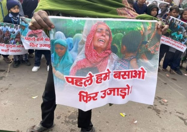 MDsabbirAazam's tweet photo. #Haldwani के  मुसलमानों के ऊपर सरकार जुल्म कर रहीं हैं 
रेल्वे के नाम पर मुसलमानों को निशाना बनाया जारहा है उनके घरों को तोड़ने की तैयारी चल रही है  सब मिलकर आवाज़ उठाओ
 अल्लाह सभी की हिफाजत फरमाए आमीन 

सेकुलर पार्टीया कहा है    @aimim_national
https://t.co/koQrUxAOBZ https://t.co/WXko57bm32