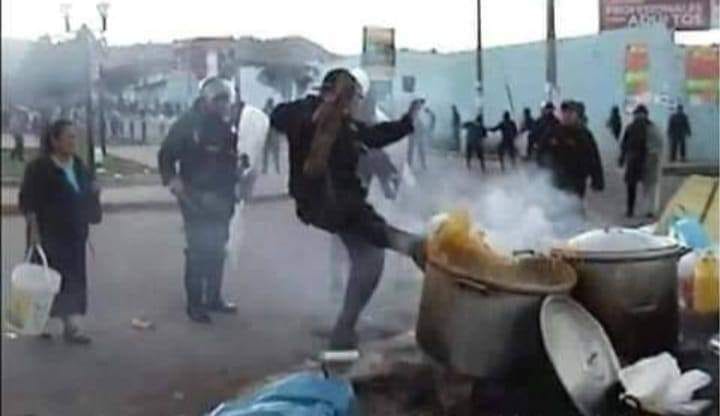 La policía convocando a una marcha por la paz. 🤡