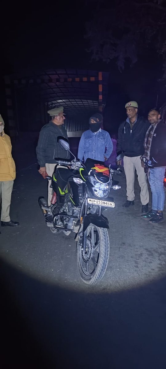 bareillypolice's tweet photo. #DIGBareilly के निर्देशन में थानाध्यक्ष भमोरा द्वारा पुलिस बल के साथ शान्ति एवं कानून व्यवस्था बनाये रखने के दृष्टिगत थाना क्षेत्र के हाईवे,मुख्य स्थानों व भीड़-भाड़ वाले स्थानों पर पैदल गश्त कर संदिग्ध व्यक्ति/वाहनों की चेकिंग की गयी।
#UPPolice https://t.co/Ib2WLRYvUr