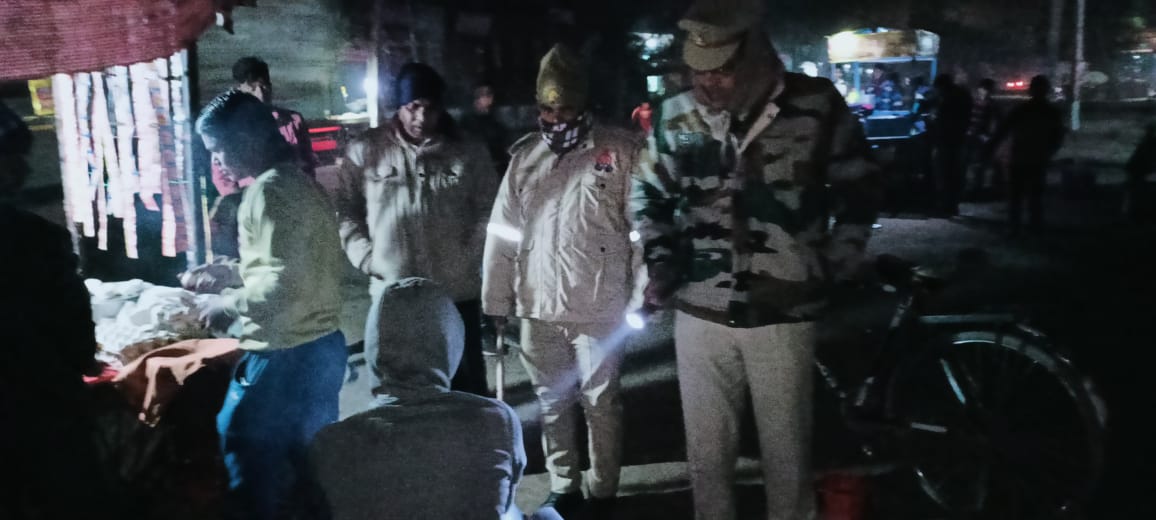 bareillypolice's tweet photo. #DIGBareilly के निर्देशन में थानाध्यक्ष भमोरा द्वारा पुलिस बल के साथ शान्ति एवं कानून व्यवस्था बनाये रखने के दृष्टिगत थाना क्षेत्र के हाईवे,मुख्य स्थानों व भीड़-भाड़ वाले स्थानों पर पैदल गश्त कर संदिग्ध व्यक्ति/वाहनों की चेकिंग की गयी।
#UPPolice https://t.co/Ib2WLRYvUr