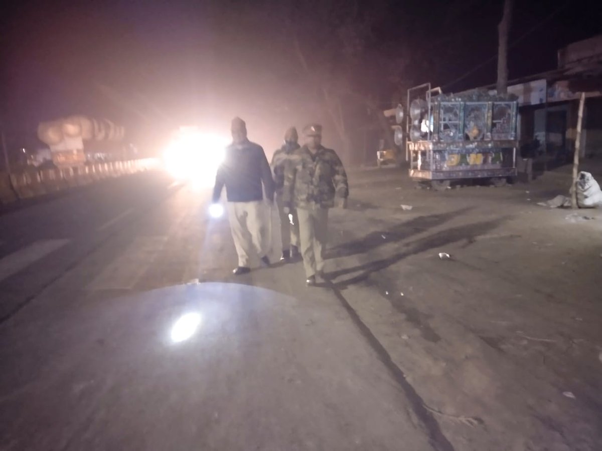 bareillypolice's tweet photo. #DIGBareilly के निर्देशन में थानाध्यक्ष भमोरा द्वारा पुलिस बल के साथ शान्ति एवं कानून व्यवस्था बनाये रखने के दृष्टिगत थाना क्षेत्र के हाईवे,मुख्य स्थानों व भीड़-भाड़ वाले स्थानों पर पैदल गश्त कर संदिग्ध व्यक्ति/वाहनों की चेकिंग की गयी।
#UPPolice https://t.co/Ib2WLRYvUr