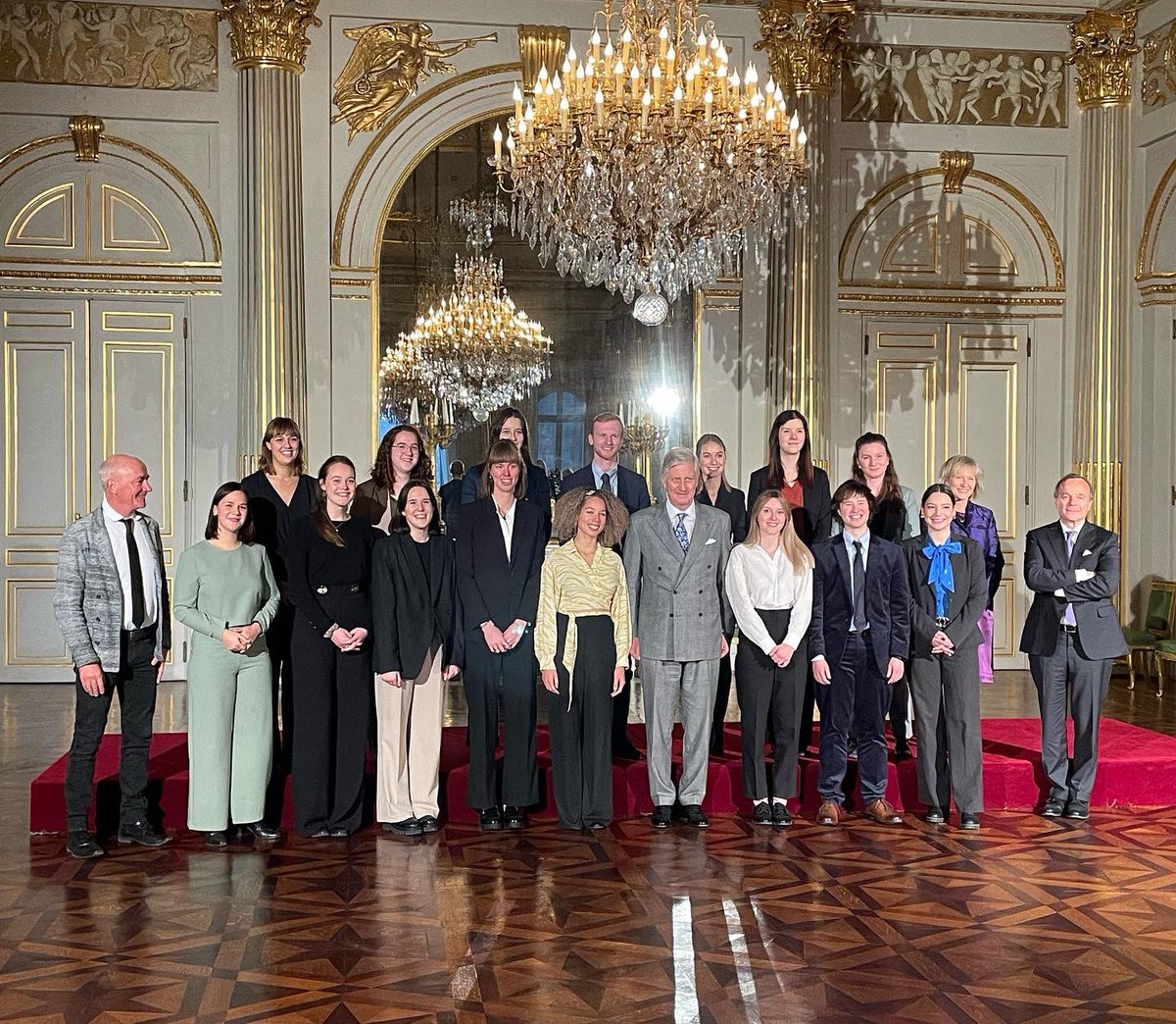AdrienJoveneau's tweet photo. Faste cette 1ère après-midi 2023🇧🇪 Nous l’entamons avec SM Le Roi Philippe et les reporters de la @belgodyssee au #palaisroyal de #bruxelles 
A suivre sur @vivacitertbf https://t.co/MzmkOLOcQa
