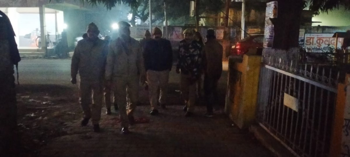 bareillypolice's tweet photo. #DIGBareilly के निर्देशन में महिला थाना #bareillypolice द्वारा शान्ति एवं कानून व्यवस्था बनाये रखने के दृष्टिगत नगर क्षेत्र के मुख्य चौराहों, मुख्य स्थानों व भीड़-भाड़ वाली जगहों पर पैदल गश्त की गयी।
#UPPolice https://t.co/LHumIVhY4e