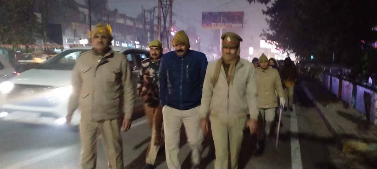 bareillypolice's tweet photo. #DIGBareilly के निर्देशन में महिला थाना #bareillypolice द्वारा शान्ति एवं कानून व्यवस्था बनाये रखने के दृष्टिगत नगर क्षेत्र के मुख्य चौराहों, मुख्य स्थानों व भीड़-भाड़ वाली जगहों पर पैदल गश्त की गयी।
#UPPolice https://t.co/LHumIVhY4e