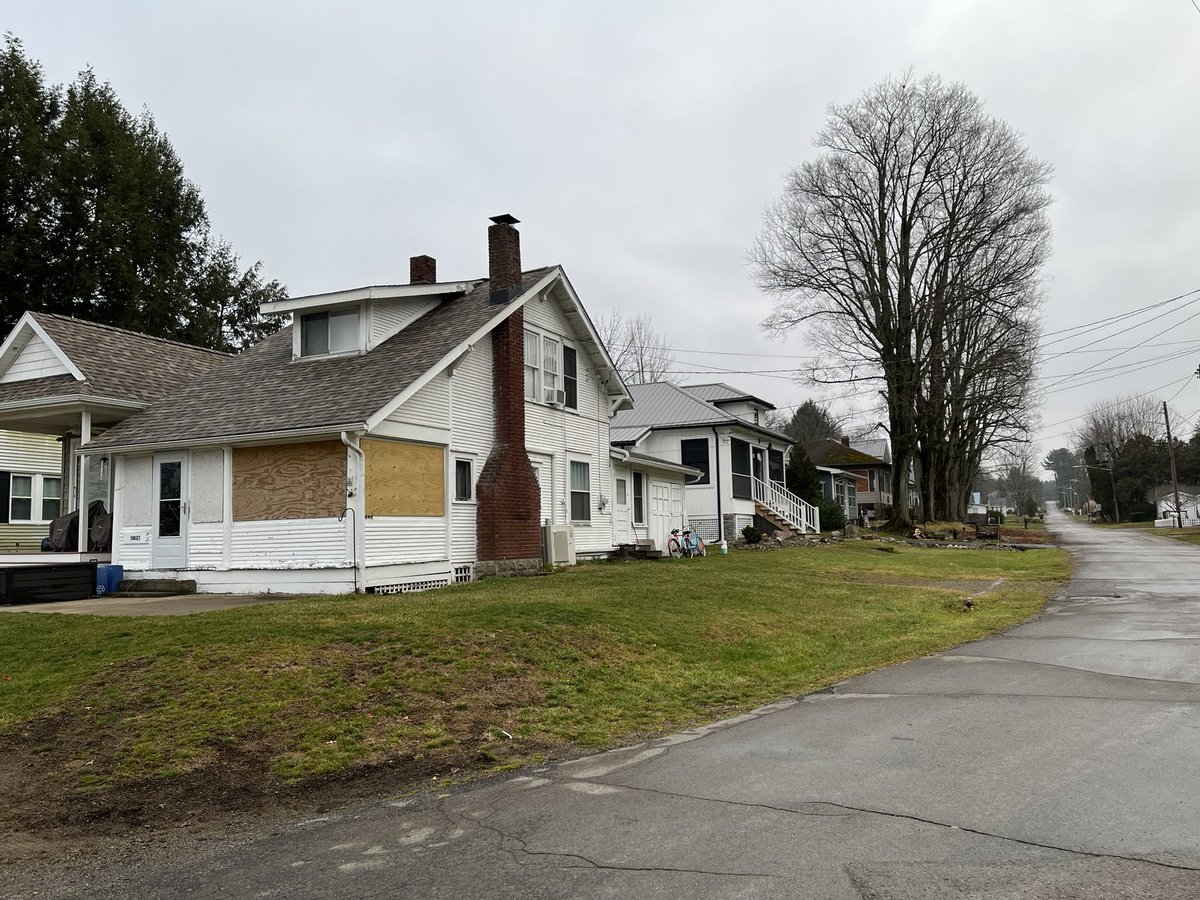 rustinmichael's tweet image. Getting really strong  @zcregger Barbarian vibes at this Airbnb we stayed at the past 2 nights. Located in an off-season lake community. Completely dark when we pulled in. Boarded up houses in the light and scary basement door included. Basement door clutter for protection.