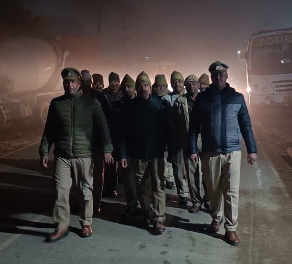 bareillypolice's tweet photo. #DIGBareilly के निर्देशन में प्रभारी निरीक्षक बिथरी चैनपुर #bareillypolice द्वारा पुलिस बल के साथ शान्ति एवं कानून व्यवस्था बनाये रखने के दृष्टिगत थाना क्षेत्र के हाईवे, मुख्य स्थानों व भीड़-भाड़ वाली जगहों पर पैदल गश्त की गयी।
#UPPolice https://t.co/nfR3JCJEcO
