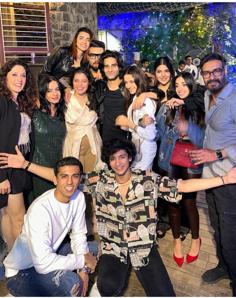 AjayDevgnMania's tweet photo. Mega Star #AjayDevgn family ❤️ https://t.co/1TBLW9JgJW