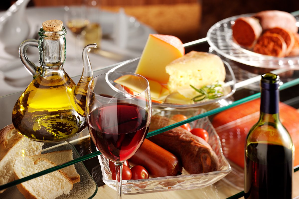 😍 El aceite de oliva, el queso o la sobrasada son sólo algunos ejemplos de producto local que llenan de sabor nuestras islas.😋 Degústalos cuando nos visites...🙂 ¡Te van a encantar!