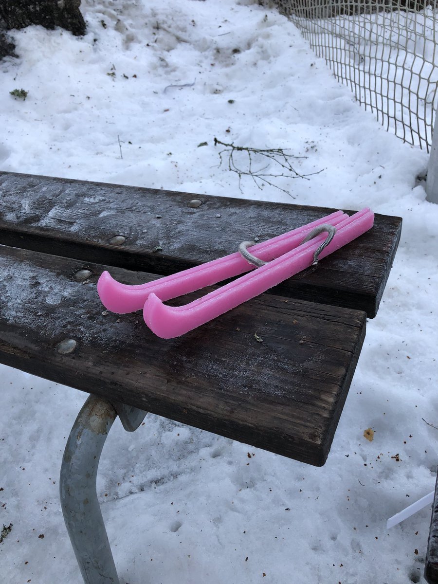Hoi #Tampere: Ilomäenpuiston luistinradan penkillä Palomäentiellä on jo jokusen päivän istuskellut yksinään pari kauniin pinkkejä luistinsuojia. Jos joku kaipaa kadonneita, siellä ne odottelevat.
