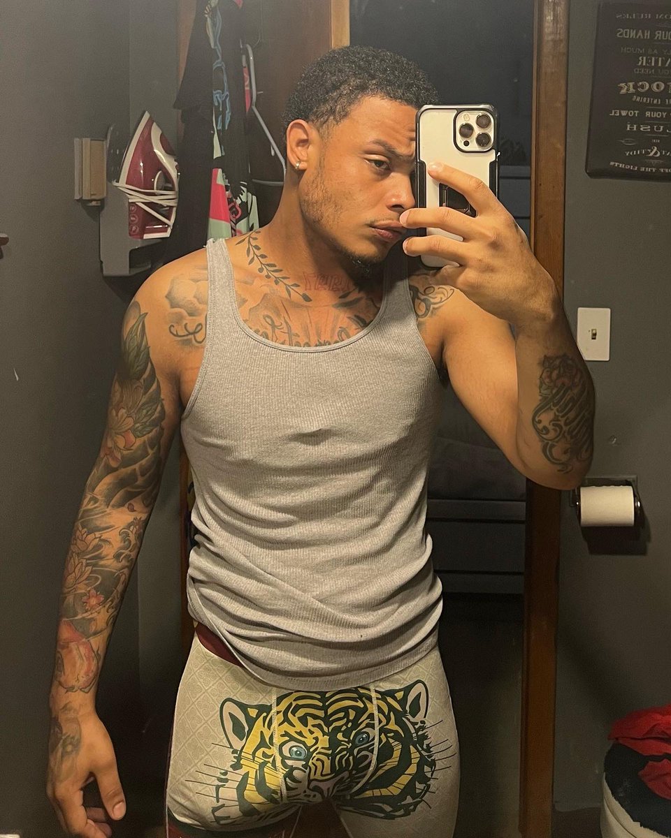 throatbabysofri's tweet photo. Left or right pic?🤷🏽‍♂️ GOODMORNING TWITTER 😈 https://t.co/Vtos9RzVf8