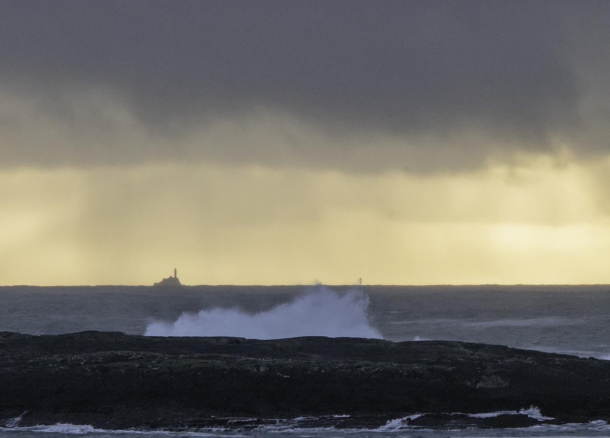 Eamon_Timmins's tweet photo. A blustery New Year’s dawn in #WestCork #FastnetLighthouse https://t.co/ON1ig7a7wu