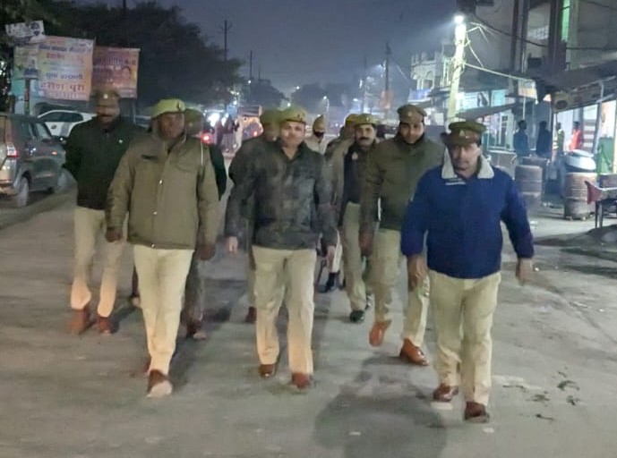 bareillypolice's tweet photo. #DIGBareilly के निर्देशन में प्रभारी निरीक्षक मीरगंज द्वारा पुलिस बल के साथ शान्ति एवं कानून व्यवस्था बनाये रखने के दृष्टिगत थाना क्षेत्र के मुख्य चौराहों,मुख्य स्थानों व भीड़-भाड़ वाले स्थानों पर पैदल गश्त कर संदिग्ध व्यक्ति/वाहनों की चेकिंग की गयी।
#UPPolice https://t.co/DCsfthb7GB