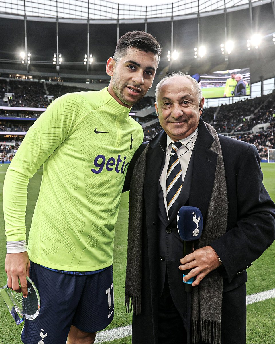 ESPNUK's tweet photo. Argentina’s 1978 World Cup winner Ossie Ardiles presented a trophy to Cristian Romero to celebrate Argentina’s World Cup win in Qatar 🇦🇷🤝 https://t.co/bN4tWT4QAI