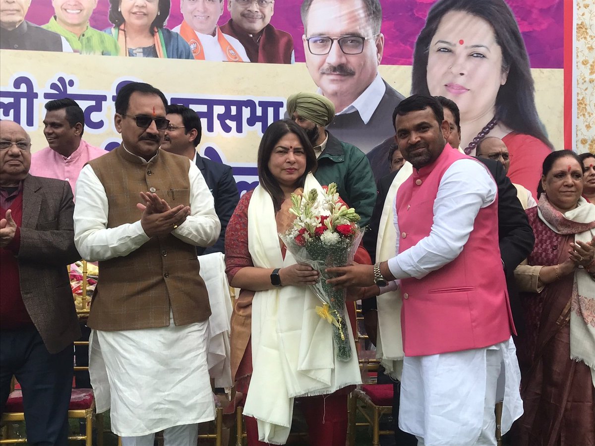 MSinghBJP's tweet photo. नववर्ष 2023 के प्रथम दिन दिल्ली कैंट विधानसभा कार्यकर्ता मिलन समारोह का आयोजन किया गया, जिसमें केंद्रीय मंत्री बड़ी बहन श्रीमती @M_Lekhi जी, प्रदेश कार्यकारी अध्यक्ष श्री @Virend_Sachdeva जी ने उपस्थित होकर सैकड़ों भाजपा कार्यकर्ताओं को नववर्ष की शुभकामनाएं दी एवं मागदर्शन किया। https://t.co/z9BFICS3rN