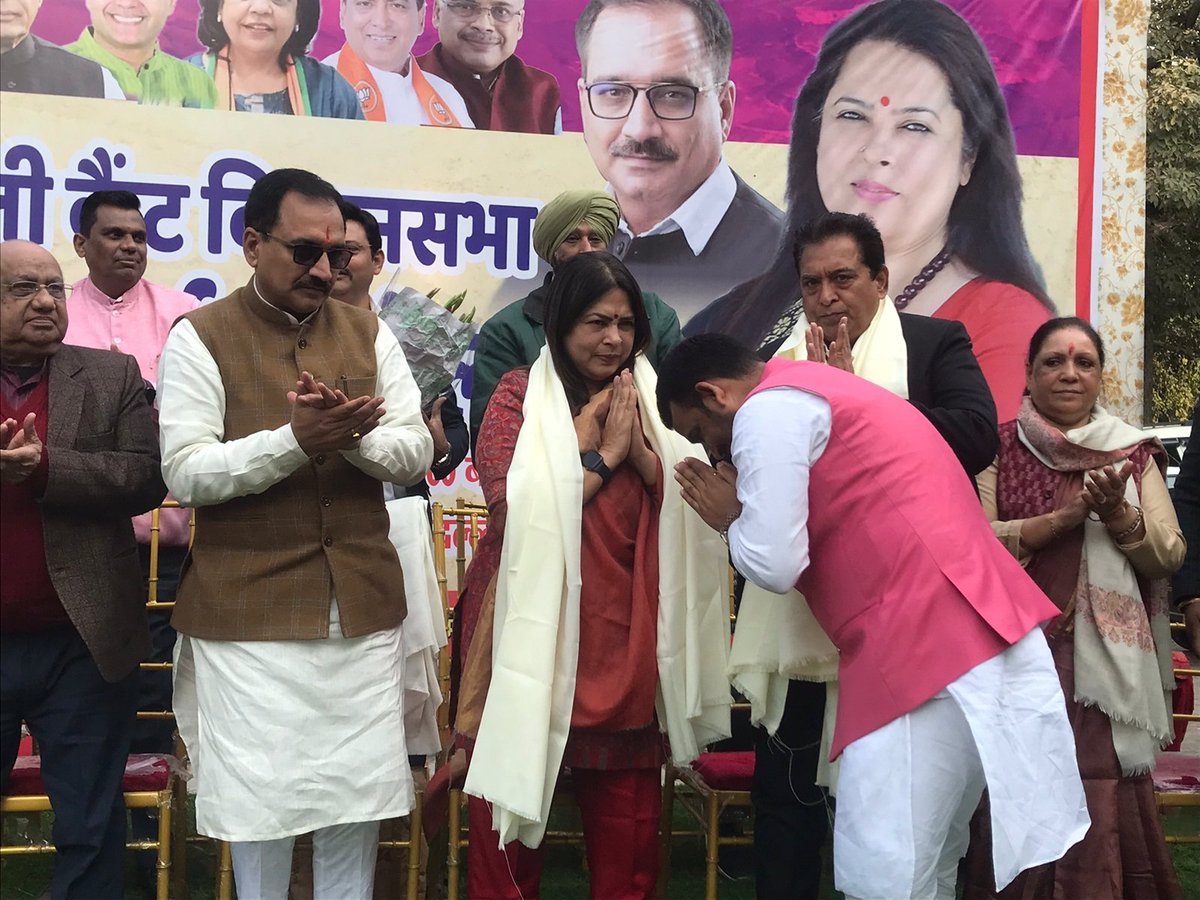 MSinghBJP's tweet photo. नववर्ष 2023 के प्रथम दिन दिल्ली कैंट विधानसभा कार्यकर्ता मिलन समारोह का आयोजन किया गया, जिसमें केंद्रीय मंत्री बड़ी बहन श्रीमती @M_Lekhi जी, प्रदेश कार्यकारी अध्यक्ष श्री @Virend_Sachdeva जी ने उपस्थित होकर सैकड़ों भाजपा कार्यकर्ताओं को नववर्ष की शुभकामनाएं दी एवं मागदर्शन किया। https://t.co/z9BFICS3rN