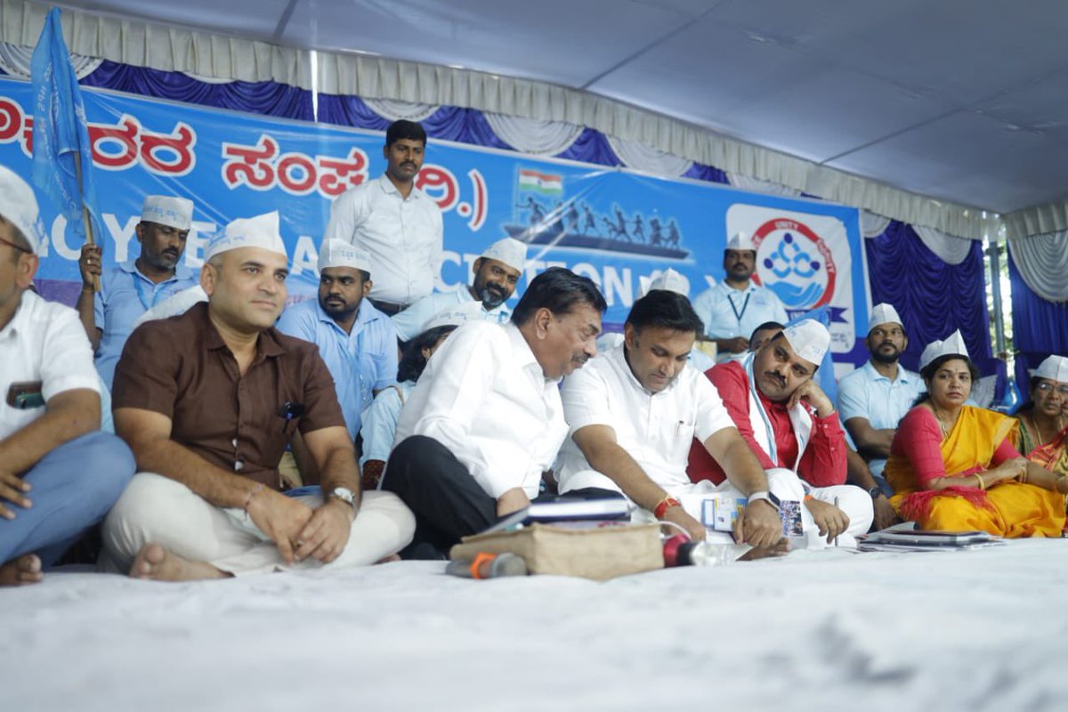 DrSudhakar_'s tweet photo. ಮಾನ್ಯ ಮುಖ್ಯಮಂತ್ರಿಗಳ ಸೂಚನೆ ಮೇರೆಗೆ, ಸರ್ಕಾರದ ಪ್ರತಿನಿಧಿಯಾಗಿ ಇಂದು ಫ್ರೀಡಂ‌ ಪಾರ್ಕ್ ನಲ್ಲಿ ಮುಷ್ಕರ ನಿರತರಾಗಿರುವ ಕರ್ನಾಟಕ ರಾಜ್ಯ ಸರ್ಕಾರಿ ನೌಕರರನ್ನು ಭೇಟಿಯಾಗಿ ನೌಕರರ ಪರ ಸರ್ಕಾರದ ಕಳಕಳಿಯನ್ನು ಮನವರಿಕೆ ಮಾಡಿಕೊಟ್ಟು ಮುಷ್ಕರ ಕೈಬಿಡುವಂತೆ ಮನವಿ ಮಾಡಲಾಯಿತು.

1/4 https://t.co/uy39APEfbh