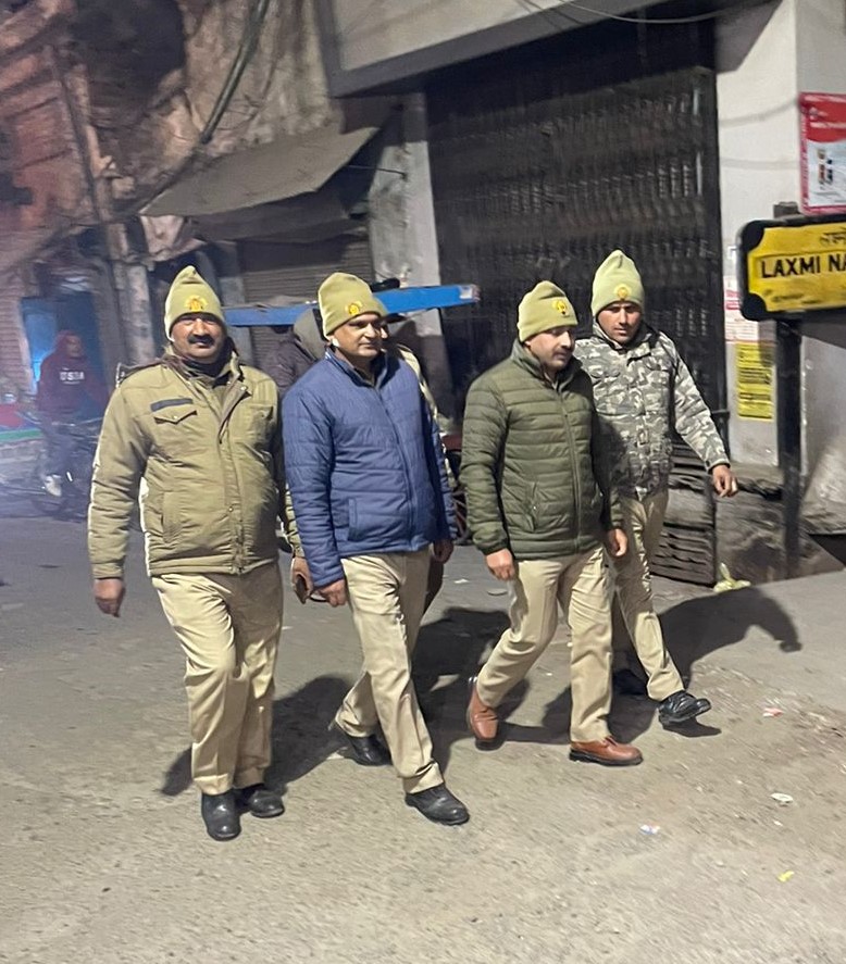 bareillypolice's tweet photo. #DIGBareilly के निर्देशन में प्रभारी निरीक्षक किला #bareillypolice द्वारा पुलिस बल के साथ शान्ति एवं कानून व्यवस्था बनाये रखने के दृष्टिगत थाना क्षेत्र के मुख्य चौराहों,मुख्य स्थानों व भीड़-भाड़ वाली जगहों पर पैदल गश्त की गयी।
#UPPolice
#FootPatrolling https://t.co/pUvU15ulL7