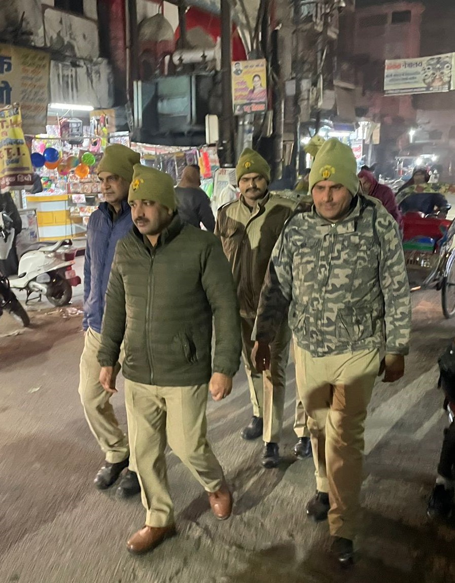 bareillypolice's tweet photo. #DIGBareilly के निर्देशन में प्रभारी निरीक्षक किला #bareillypolice द्वारा पुलिस बल के साथ शान्ति एवं कानून व्यवस्था बनाये रखने के दृष्टिगत थाना क्षेत्र के मुख्य चौराहों,मुख्य स्थानों व भीड़-भाड़ वाली जगहों पर पैदल गश्त की गयी।
#UPPolice
#FootPatrolling https://t.co/pUvU15ulL7