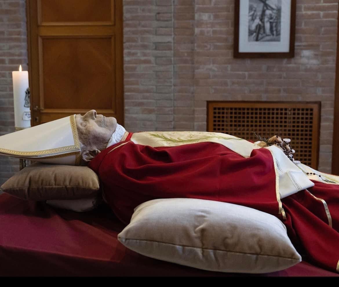 father_rmv's tweet photo. The body of our beloved Benedict XVI lies in the chapel of the Mater Ecclesiae Monastery, where he resided. The candle lit next to him bears the image of Our Lady of Altötting, a Marian sanctuary in his native Bavaria, to which the former Pontiff was devoted. https://t.co/K8L1O221MR